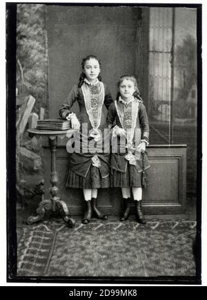 1881 : die Zukunft Sainte Mutter Thérèse von Lisieux ( geboren Marie Françoise Thérèse Martin - Alençon 1873 - Lisieux 1897 ) rechts auf einem Foto mit ihrer älteren Schwester Céline Martin ( nach Mutter Généviéve du Sacre Visage ) - Madre TERESA di LISIEUX del Bambino Gesù e del Volto Santo - PERSONALITA' da BAMBINI - PERSÖNLICHKEITSKIND - SANTA - SAINT - SANTO - SAINTE - KATHOLISCHE RELIGION - RELIGIONE CATTOLICA - ritratto - Portrait - suora di clausura - Klosterschwester ---- Archivio GBB Stockfoto