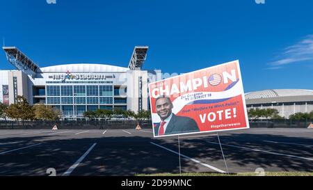 Houston, Texas, USA. November 2020. NRG Park Eingang zum Wahllokal auf der Kirby Street in Houston, Texas. Quelle: Maria Lysaker/ZUMA Wire/Alamy Live News Stockfoto