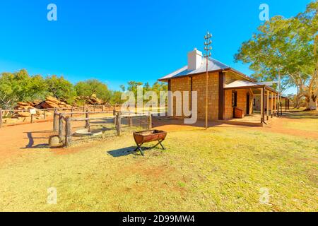 Gebäude mit Grill von Alice Springs alten Telegrafenstation. Ein historisches Wahrzeichen in Alice Springs, Northern Territory, Zentralaustralien. Outback Rot Stockfoto