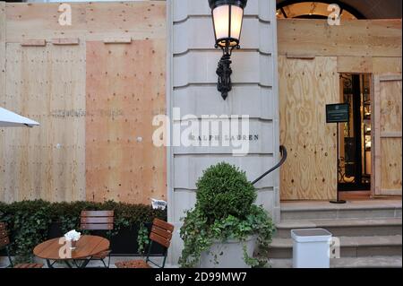 New York, USA. November 2020. Am 3. November 2020 waren wir in den Ralph Lauren Flagship Stores in der East 72nd Street und der Madison Avenue in New York, NY, in Erwartung möglicher Gewalt nach den Wahlen an den Fenstern. (Foto: Stephen Smith/SIPA USA) Quelle: SIPA USA/Alamy Live News Stockfoto