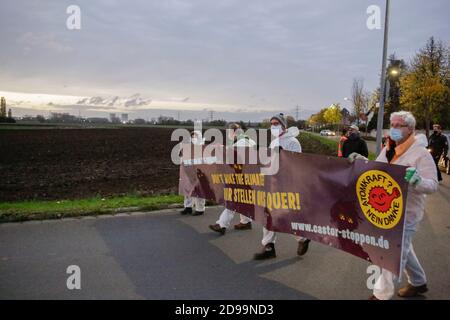 Die Demonstranten tragen ein Banner mit der Aufschrift: „die Rückkehr der Untoten – das Klima nicht abschrecken – Wir behindern“. Im Hintergrund sind die Kühltürme des ehemaligen Kernkraftwerks Bibnis zu sehen. Anti-Atomaktivisten protestierten in Biblis gegen den Transport von Kernabfällen aus der Wiederaufbereitungsanlage für Kernbrennstoffe in Sellafield im Vereinigten Königreich zum ehemaligen Kernkraftwerk Biblis. Der Protest ereignete sich am Vorabend des Tages, als der Transport in Biblis erwartet wird. (Foto von Michael Debets/Pacific Press) Stockfoto