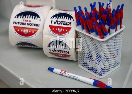 NEW YORK, NY – NOVEMBER 03: Swag gesehen während der US-Präsidentschaftswahl 2020 bei einem Wahllokal in Manhattan am 3. November 2020 in New York City. Stockfoto