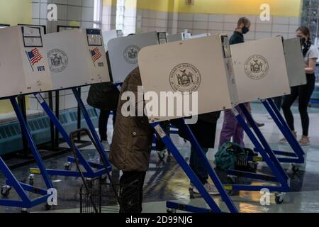 NEW YORK, NY – 03. NOVEMBER 2020: Menschen haben ihre Stimme für die US-Präsidentschaftswahl 2020 in einem Wahllokal in Manhattan abgegeben. Stockfoto