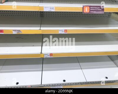 Dienstag, 3. November 2020 - Sainsburys Geschäft in Aylesford Kent Erfolgt mit Panik Kauf auf Huhn Artikel verlassen leere Regale Glamorstock Stockfoto