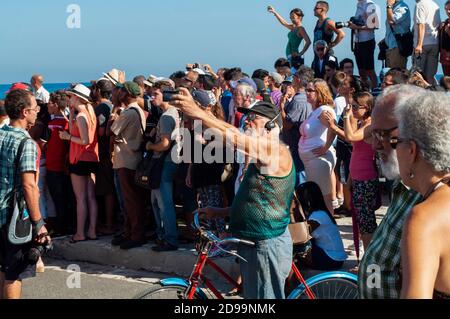 HAVANNA, KUBA - 08/14/2019. Alter Mann, der ein Selfie mit einem Handy in einer Konzentration von vielen Menschen auf dem Malecon in Havanna Stockfoto