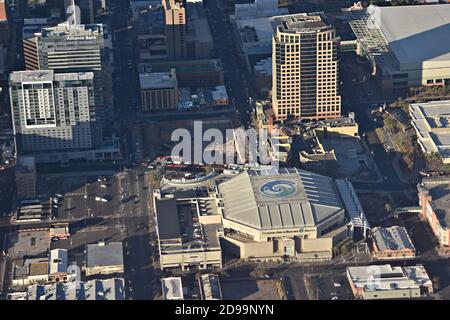 Luftaufnahme der Talking Stick Resort Arena (ehemaliger Name US Airways Center und ursprünglicher Name America West Arena) und Bankgebäude, Phoenix, Arizona Stockfoto