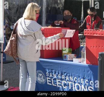 San Francisco, Usa. November 2020. Eine Wählerin dreht sich in ihrem Stimmzettel an einem Abwurf im Civic Center von San Francisco am Wahltag, Dienstag, 3. November 2020. Foto von Terry Schmitt/UPI Kredit: UPI/Alamy Live Nachrichten Stockfoto