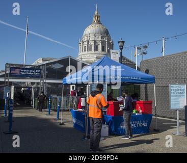 San Francisco, Usa. November 2020. Ein Wähler dreht sich in seinem Stimmzettel bei einem Drop-off im Civic Center von San Francisco am Wahltag, Dienstag, 3. November 2020. Foto von Terry Schmitt/UPI Kredit: UPI/Alamy Live Nachrichten Stockfoto