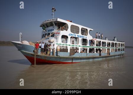 Galachipa, Bangladesch, Januar 2008: Eine Fähre mit Passagieren und Waren kommt im Stadthafen an. Stockfoto