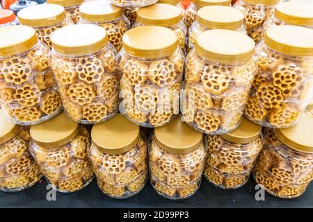 Muruku ist ein herzhafter, knackiger Snack aus dem indischen Subkontinent. Stockfoto