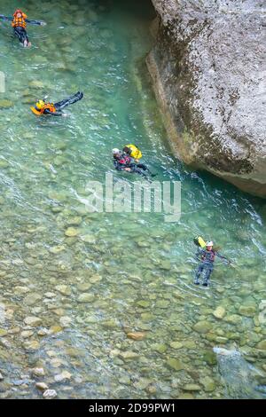 Menschen Canyoning in der Gorge du Verdon, Alpes de Haute Provence, Provence, Frankreich Stockfoto