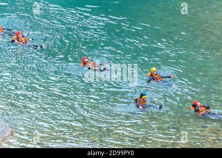 Gruppe von Menschen canyoning im Fluss Verdon Gorge du Verdon, Alpes de Haute Provence, Provence, Frankreich Stockfoto