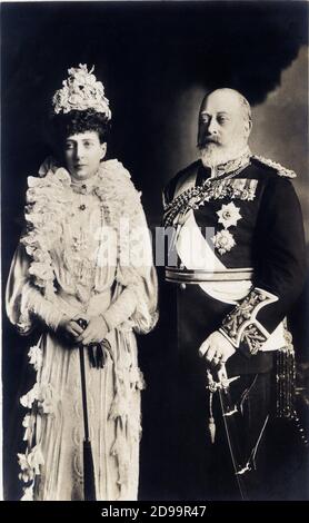 1900 c, GROSSBRITANNIEN: Der König von England EDWARD VII ( 1841 - 1910 ) und die Frau Qeen ALEXANDRA , Prinzessin von Dänemark ( 1844 - 1925 ) - REALI - ROYALTY - nobili - nobiltà - Adel - divisa militare - Militäruniform - medaglie - Medaillon - Medaille - Medaillen - spada - Schwert - Hut - cappello - Volants - pizzo - Spitze - Guanti - Handschuhe - REGINA ALESSANDRA - RE EDOARDO ---- Archivio GBB Stockfoto