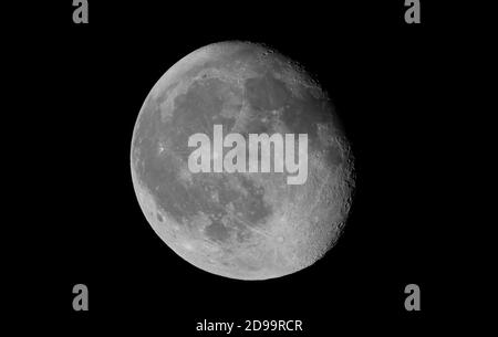 90.8% schwindeliger, kratzenhafter Mond, der am klaren Nachthimmel sichtbar ist. Kredit: Malcolm Park/Alamy. Stockfoto