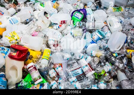 Kunststoffflaschen und -Kannen in einer Recyclinganlage. Stockfoto