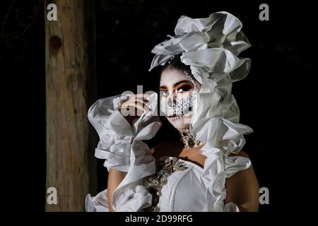 Catrina in weiß gekleidet im Dunkeln der Nacht Stockfoto