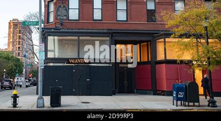 Boston, Massachusetts, USA. November 2020. Sie stiegen am Wahltag in der Valentino Boutique in der Newbury Street in Boston, MA, ein. Einige Unternehmen haben ihre Geschäfte im Falle von Wahlunruhen verladen. Quelle: Keiko Hiromi/AFLO/Alamy Live News Stockfoto