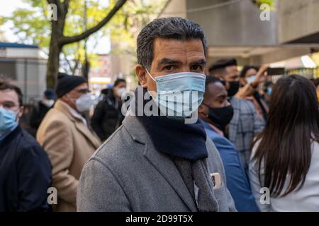 stadtratsmitglied Ydanis Rodriguez mit Gesichtsmaske spricht während der US-Präsidentschaftswahl 2020 in New York City vor einer Wahlbeobachtungsstelle in Manhattan mit der Presse. Stockfoto