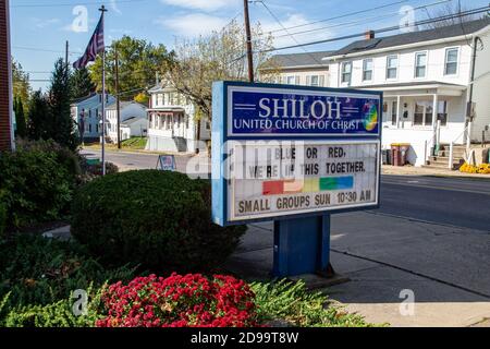 Danville, Usa. November 2020. Am Wahltag steht auf dem Schild vor der Shiloh United Church of Christ in Danville Pennsylvania: "Blau oder rot, wir sind hier zusammen." Die Kirche dient als Wahlplatz für Danvilles Dritte Abteilung. (Foto von Paul Weaver/Sipa USA) Quelle: SIPA USA/Alamy Live News Stockfoto