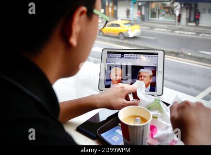 Taipeh, Taiwan. November 2020. Taiwanesen behalten die Ergebnisse der US-Präsidentschaftswahl live mit persönlichen Geräten im Auge, da US-Staatsangehörige am 4. November 2020 in Taipei City, Taiwan, zwischen den Kandidaten Joe Biden und Donald Trump für den 46. Präsidenten stimmen. (Foto: Ceng Shou Yi/Sipa USA) Quelle: SIPA USA/Alamy Live News Stockfoto