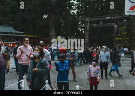 Touristen besuchen am 3. November 2020 den Tosho-gu-Schrein in Nikko. Nach dem Ausbruch von Covid19 und zur Unterstützung lokaler Unternehmen startete die japanische Regierung eine große Tourismus-Rabatt-Kampagne mit dem Titel "Go to travel" für inländische Reisende. November 3, 2020 Quelle: Nicolas Datiche/AFLO/Alamy Live News Stockfoto