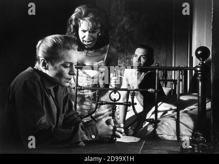 1963 , SCHWEDEN : die schwedischen Schauspieler INGRID THULIN ( 1929 - 2004 ) und Gunnel Lindblom im Film DIE STILLE ( TYSTNAden - ' Il silenzio ' ) von INGMAR BERGMAN ( 1918 - 2007 ) - KINO - FILM - letto - Bett - FILM ---- Archivio GBB Stockfoto