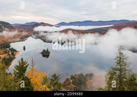 Blick auf Mont-Tremblent in einem frühen Herbstmorgen mit Nebel Schwebt über dem Lake Monroe Stockfoto