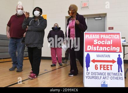 Racine, Wisconsin, USA. November 2020. Es wurden Linien von bis zu zwei Stunden zur Abstimmung gemeldet. An der knapp Grundschule in Racine, Wisconsin am Wahltagabend, 3. November 2020. Ein Stadtbeamter sagte, dass viele Verzögerungen durch die Anzahl der Personen verursacht wurden, die sich zum ersten Mal für die Abstimmung angemeldet hatten. (Bild: © Mark HertzbergZUMA Wire) Stockfoto