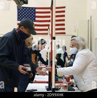 Racine, Wisconsin, USA. November 2020. Es wurden Linien von bis zu zwei Stunden zur Abstimmung gemeldet. An der knapp Grundschule in Racine, Wisconsin am Wahltagabend, 3. November 2020. Ein Stadtbeamter sagte, dass viele Verzögerungen durch die Anzahl der Personen verursacht wurden, die sich zum ersten Mal für die Abstimmung angemeldet hatten. (Bild: © Mark HertzbergZUMA Wire) Stockfoto