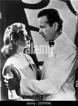 HUMPHREY BOGART und INGRID BERGMAN in CASABLANCA ( 1943 ) Von Michael Curtiz - Warner Bros - FILM - FILM - KINO - KULT - scena d' amore - Love scene - abbraccio - Umarmung - profilo - Profil - hair blonde - capelli biondi - smoking - bianco - cravatta papillon - tie ---- Archivio GBB Stockfoto