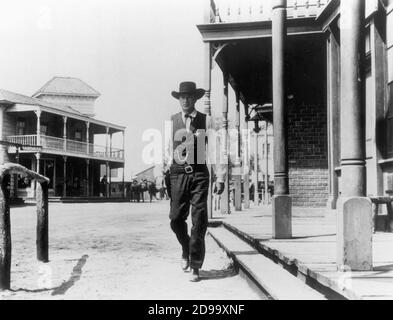 1952 , USA : Gary Cooper in HIGH NOON ( Mezzogiorno di fuoco ) von Fred Zinnemann - Vereinigte Künstler - FILM - KINO - Hollywood - Film - KULT - Scena madre - Far WEST - WESTERN - sceriffo - Sheriff - duello - Duel - hat - cappello ---- Archivio GBB Stockfoto