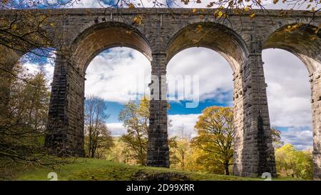 Dent Kopf Viadukt ist die nächste Viadukt auf der Settle-Carlisle Railway nach Ribblehead Viadukt, Richtung Carlisle. Obwohl wesentlich kürzer, es Stockfoto