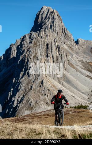 Ein Mann fährt ein E-Bike im Naturpark Queyras in der Region Hautes-Alpes in Frankreich. Mountainbiking, Meeresalpen Stockfoto