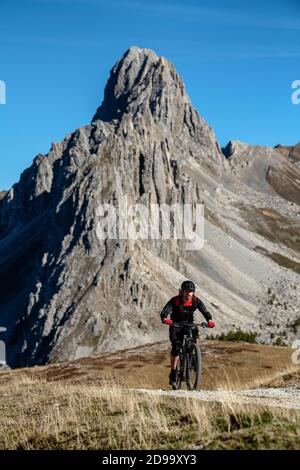 Ein Mann fährt ein E-Bike im Naturpark Queyras in der Region Hautes-Alpes in Frankreich. Mountainbiking, Meeresalpen Stockfoto