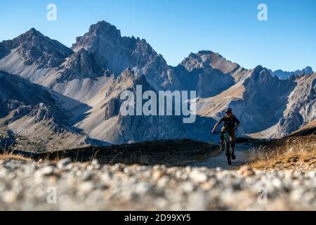 Ein Mann fährt ein E-Bike im Naturpark Queyras in der Region Hautes-Alpes in Frankreich. Mountainbiking, Meeresalpen Stockfoto