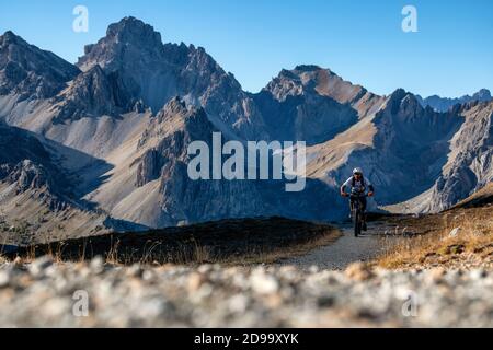 Ein Mann fährt ein E-Bike im Naturpark Queyras in der Region Hautes-Alpes in Frankreich. Mountainbiking, Meeresalpen Stockfoto