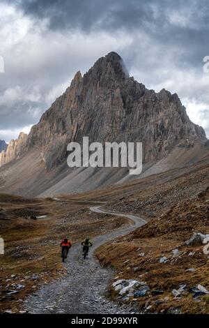 Zwei Männer fahren eBikes im Naturpark Queyras in der Region Hautes-Alpes in Frankreich. Mountainbiking, Meeresalpen Stockfoto