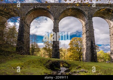 Dent Kopf Viadukt ist die nächste Viadukt auf der Settle-Carlisle Railway nach Ribblehead Viadukt, Richtung Carlisle. Obwohl wesentlich kürzer, es Stockfoto