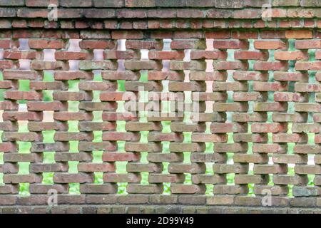 Aufwendige alte Backsteinmauer in einem Southampton Anwesen, Southampton, NY Stockfoto