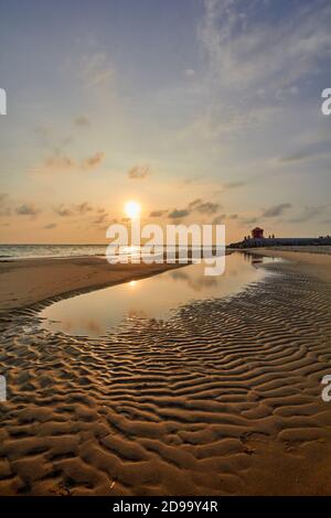 Starke natürliche Sandmuster am Strand von Rameswaram bei Sonnenaufgang, Stockfoto