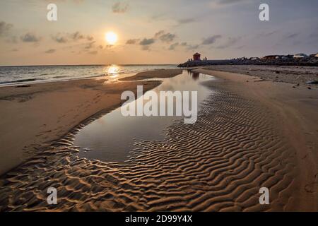 Starke natürliche Sandmuster am Strand von Rameswaram bei Sonnenaufgang, Stockfoto