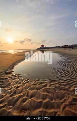 Starke natürliche Sandmuster am Strand von Rameswaram bei Sonnenaufgang, Stockfoto