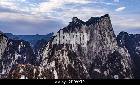 Peking, China. November 2020. Luftaufnahme vom 3. November 2020 zeigt einen Blick auf den Berg Huashan in der nordwestlichen chinesischen Provinz Shaanxi. Quelle: Tao Ming/Xinhua/Alamy Live News Stockfoto