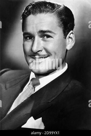 1950 , USA : der Hollywood-Filmschauspieler ERROL FLYNN ( 1909 - 1959 ) - FILM - FILM - KINO - Baffi - Schnurrbart - sorriso - Lächeln - Cravatta - Krawatte - colletto - Kragen - fazzoletto - Pochette - Taschentuch ---- Archivio GBB Stockfoto
