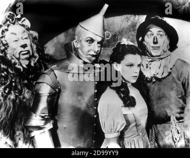 1939 , USA : JUDY GARLAND , Bert Lahr , Jack Haley und Ray Bolenger im ZAUBERER VON OZ ( Il Mago di Oz ) von Victor Fleming - MGM - Metro Goldwyn Mayer - FILM - Kino - FILM ---- Archivio GBB Stockfoto
