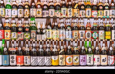 Angeboten werden Flaschenangebote von nihonshū-Reiswein-Likör namens Hōnō-kunizake Aus ganz Japan und aufgereiht in Meiji Jingū Schrein von Tokio für die anni Stockfoto