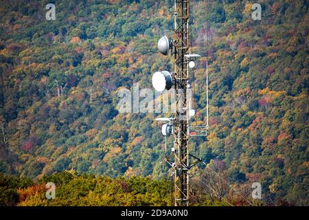 Zellulärer Sendeturm-Monter im forst-Hügel im Herbst Saison Stockfoto