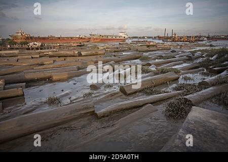 Chittagong, Bangladesch, Juli 2009 - EINE große Holzlieferung im Hafen wartet darauf, mit dem Schiff transportiert zu werden. Stockfoto