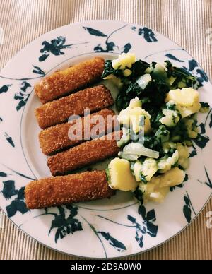 Draufsicht auf köstliche Fischstäbchen mit Kartoffelpüree Stockfoto