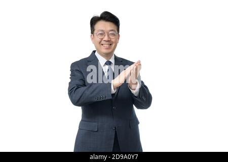 Weißer Hintergrund und Gesten eines asiatischen Geschäftsmannes mittleren Alters. Stockfoto